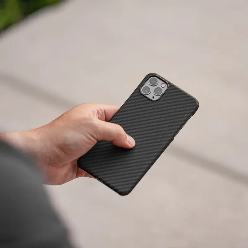 Accessori e dispositivi tecnologici esposti in vetrina
